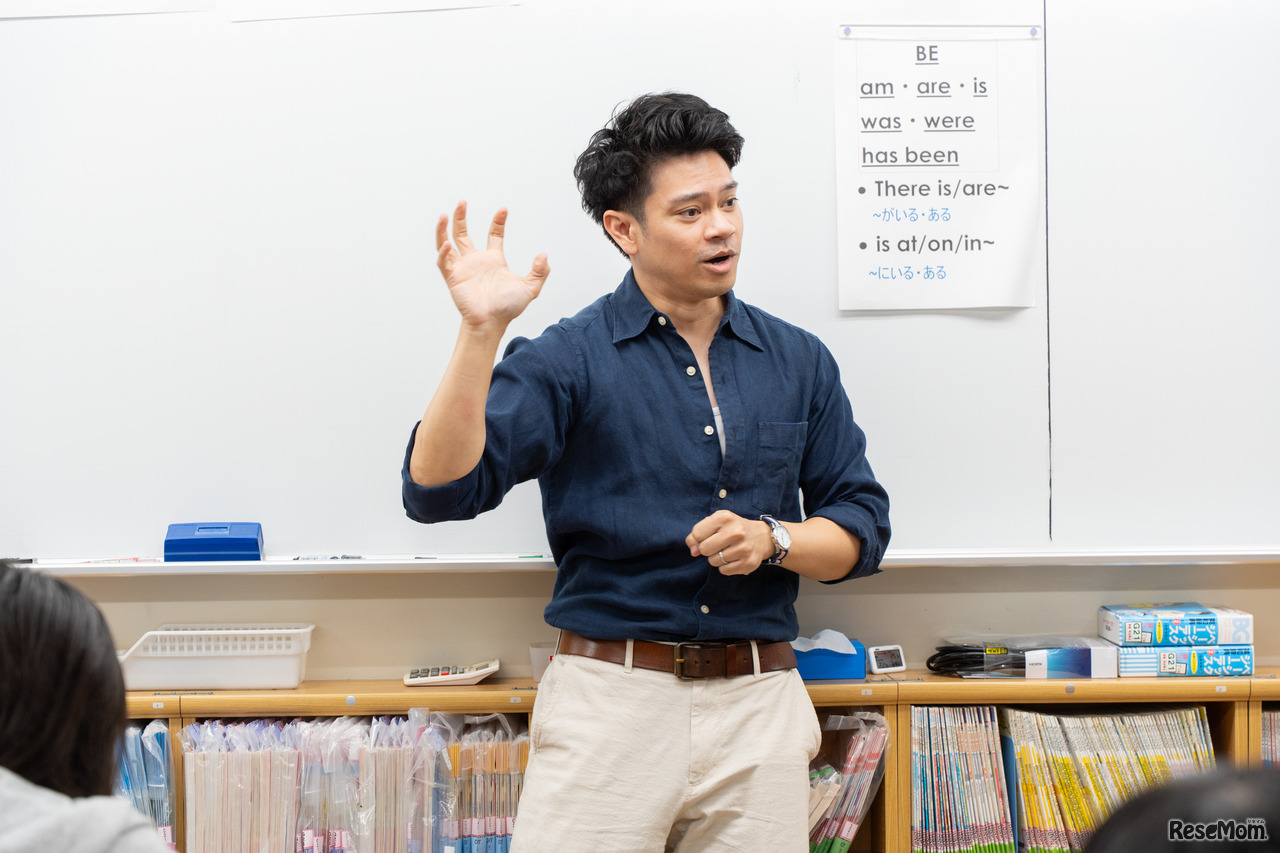 外国人講師による授業は、TPRS（Teaching Proficiency through Reading and Storytelling）というメソッドを取り入れ、会話中心で進められる