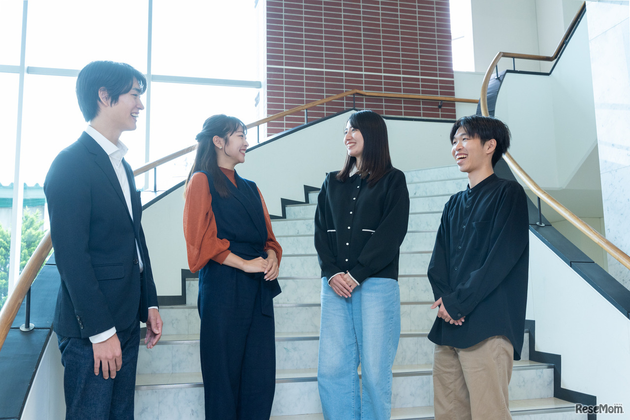 左からソフトバンクでエンジニアとして働く川島俊祐さん、東海テレビアナウンサーの篠田愛純さん、総合商社の丸紅で活躍中の渡辺葵雛さん、大阪ガスに勤める藤井裕真さん