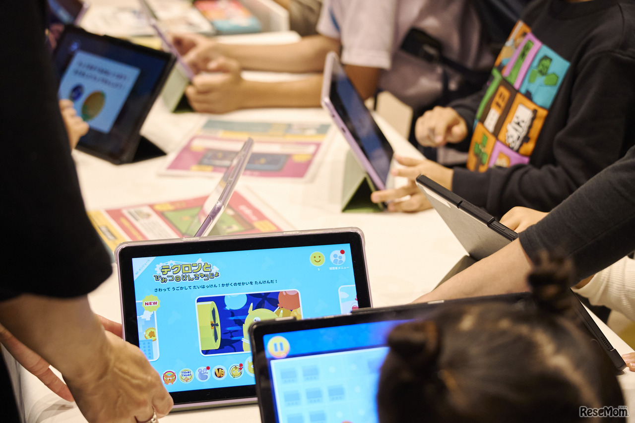 ワンダーファイのブースのようす