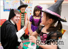 外国人の先生と楽しくハロウィンのゲームを楽しむ子どもたち