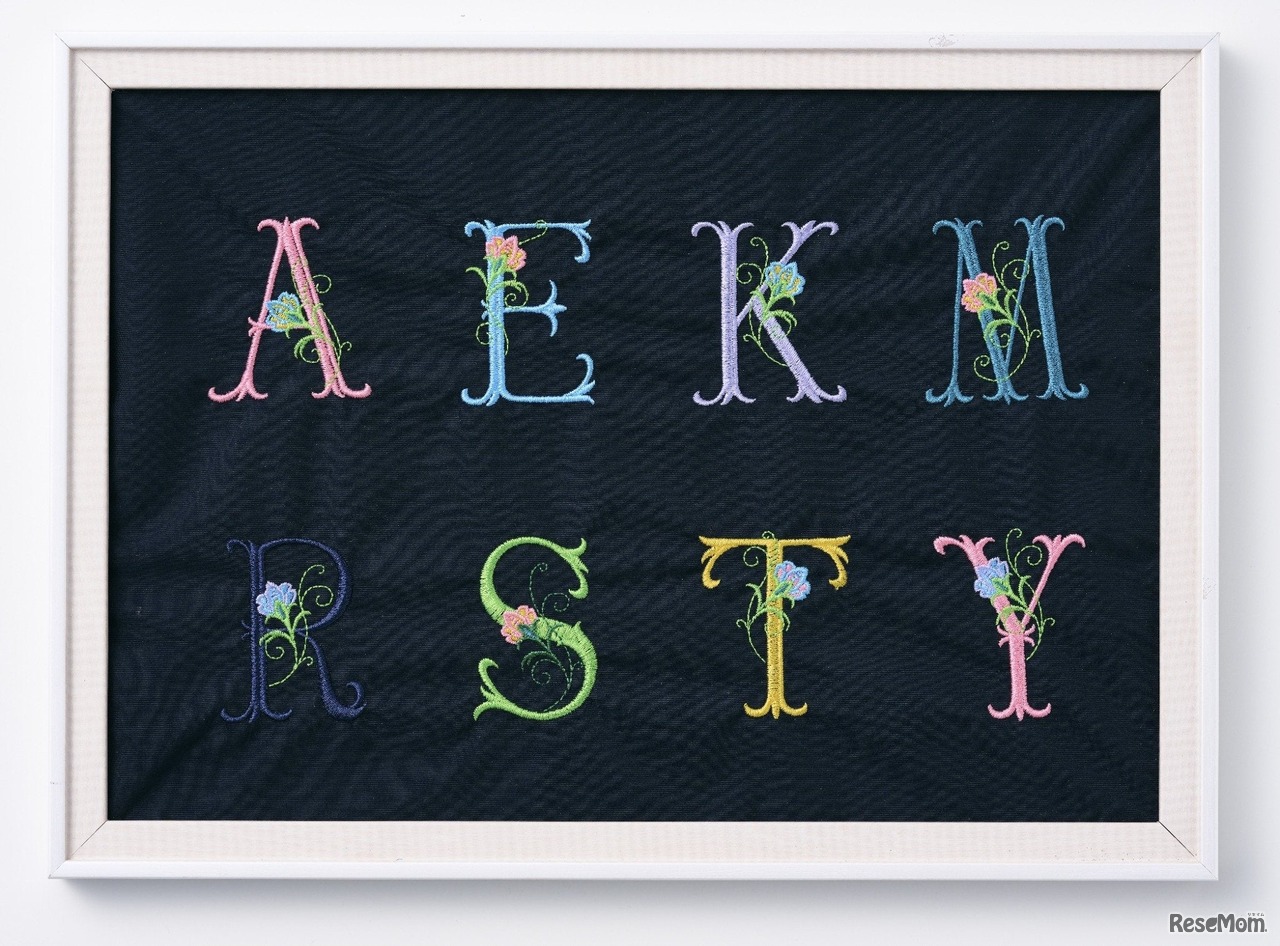 イニシャル花文字刺繍