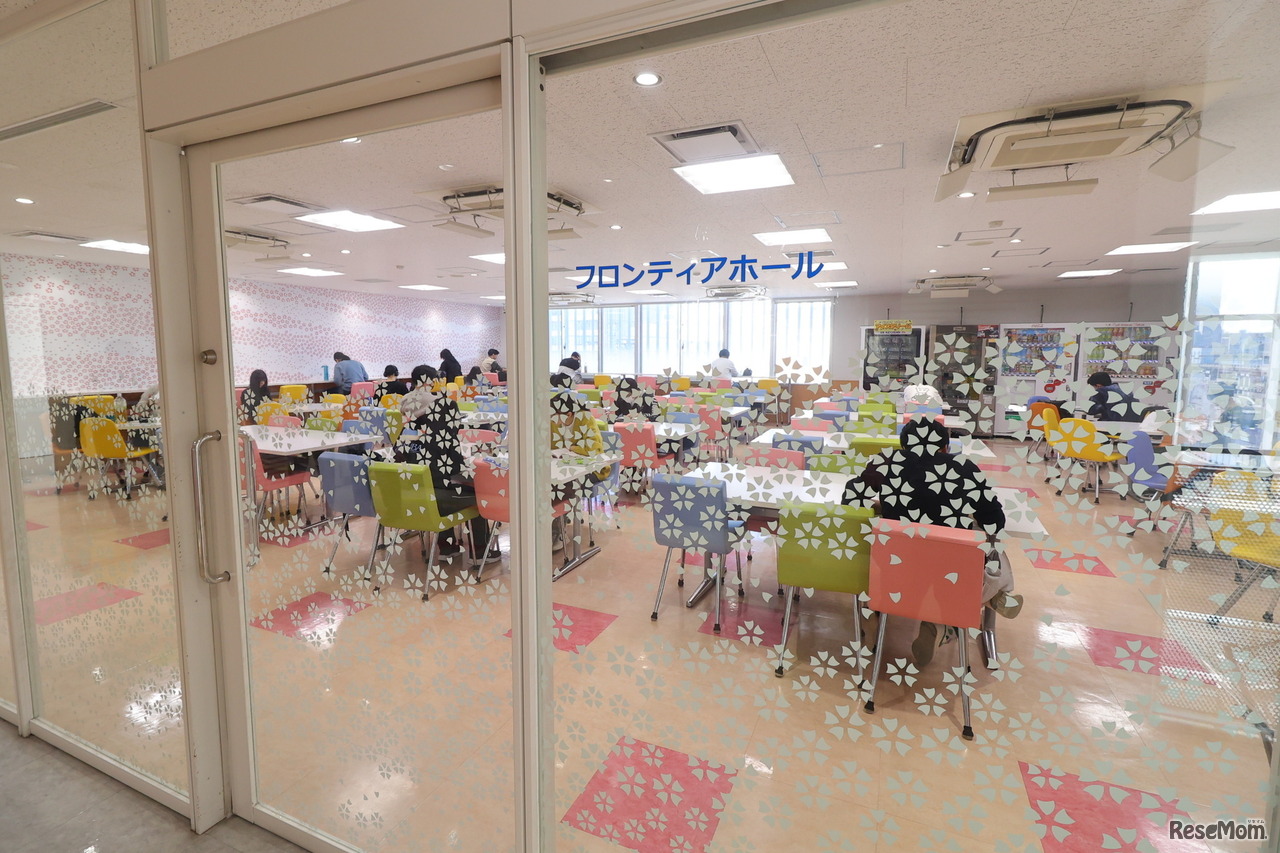 駿台 大宮校の最上階「フロンティアホール」で、勉強の合間にひと息つく学生たち