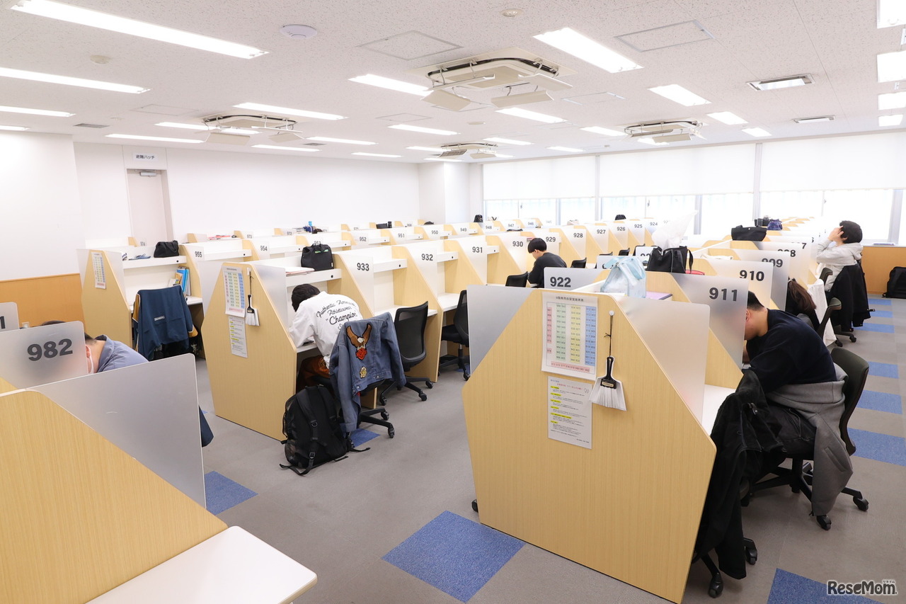 個別ブースで集中できる、駿台・大宮校の自習室のようす