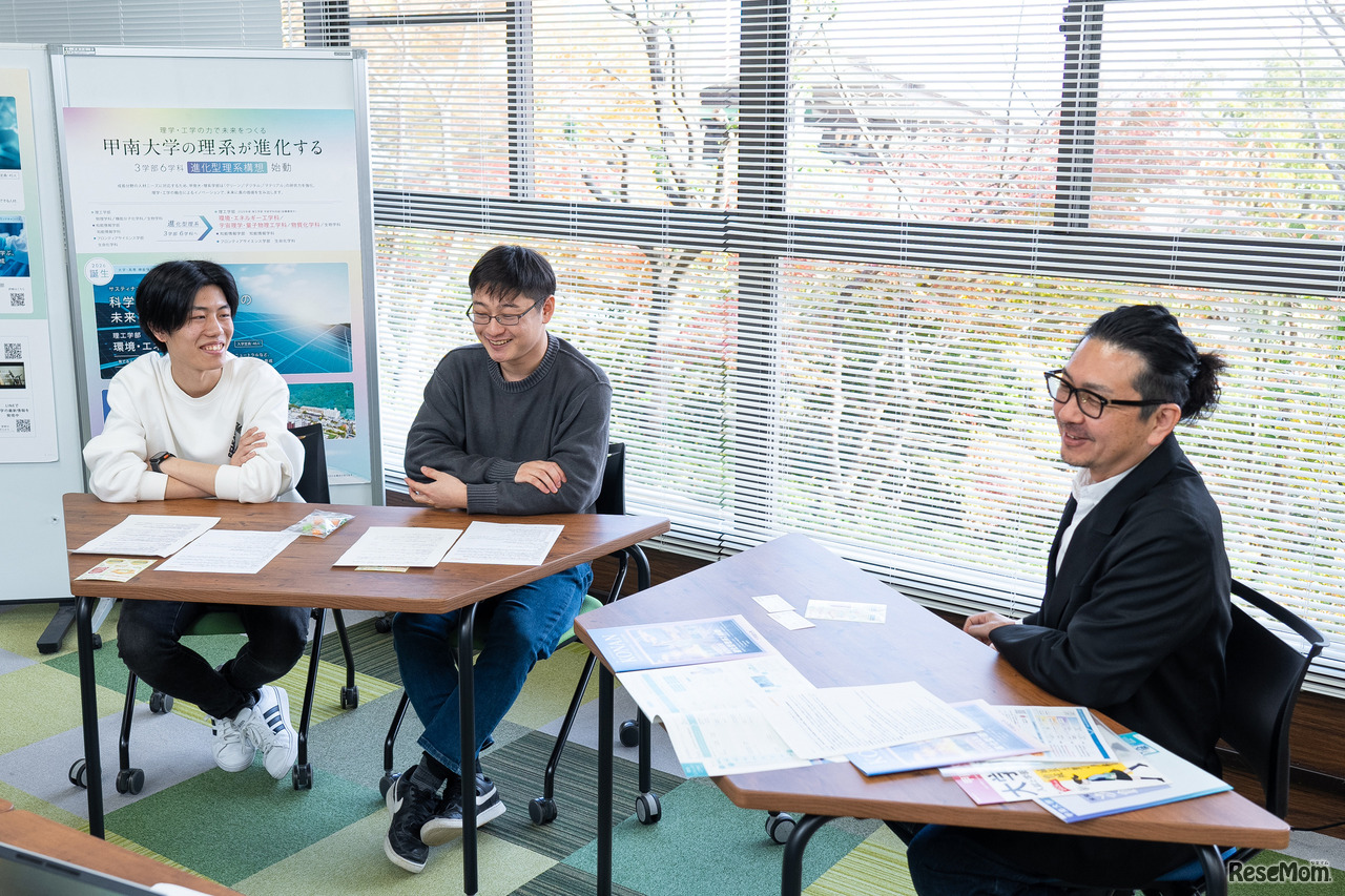 左から、大学院 自然科学研究科 化学専攻 修士課程2年生の加藤さん、理工学部 機能分子化学科4年生の氏家さん、池田茂教授