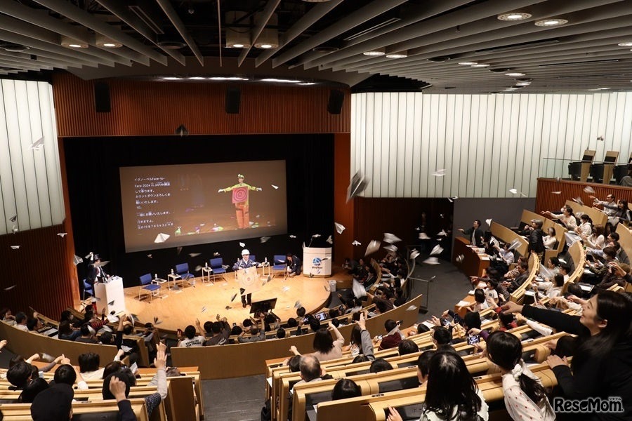 2024年のイベントのようす（紙飛行機とばし）