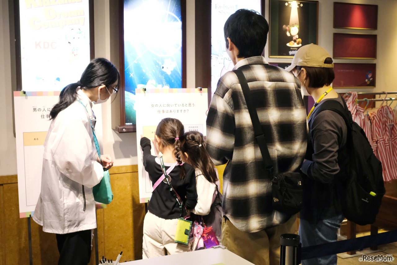 投票アンケートに参加する来場者