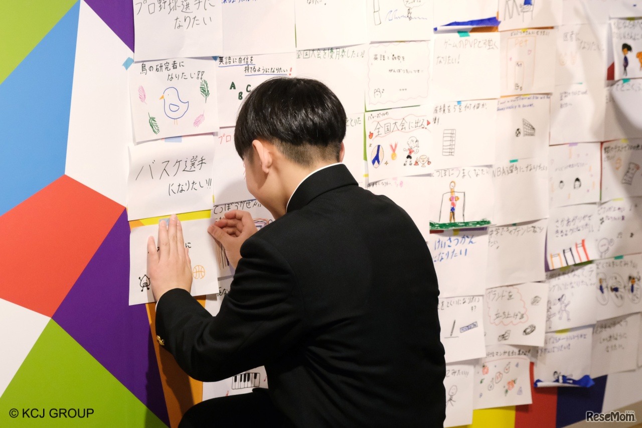 壁に自分が書いたチャレンジ宣言を貼るようす