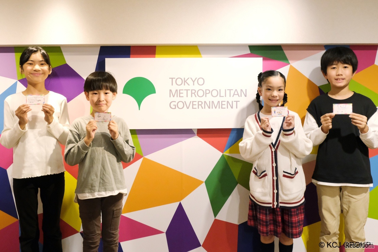 チャレンジカードを手に持つ子供たち