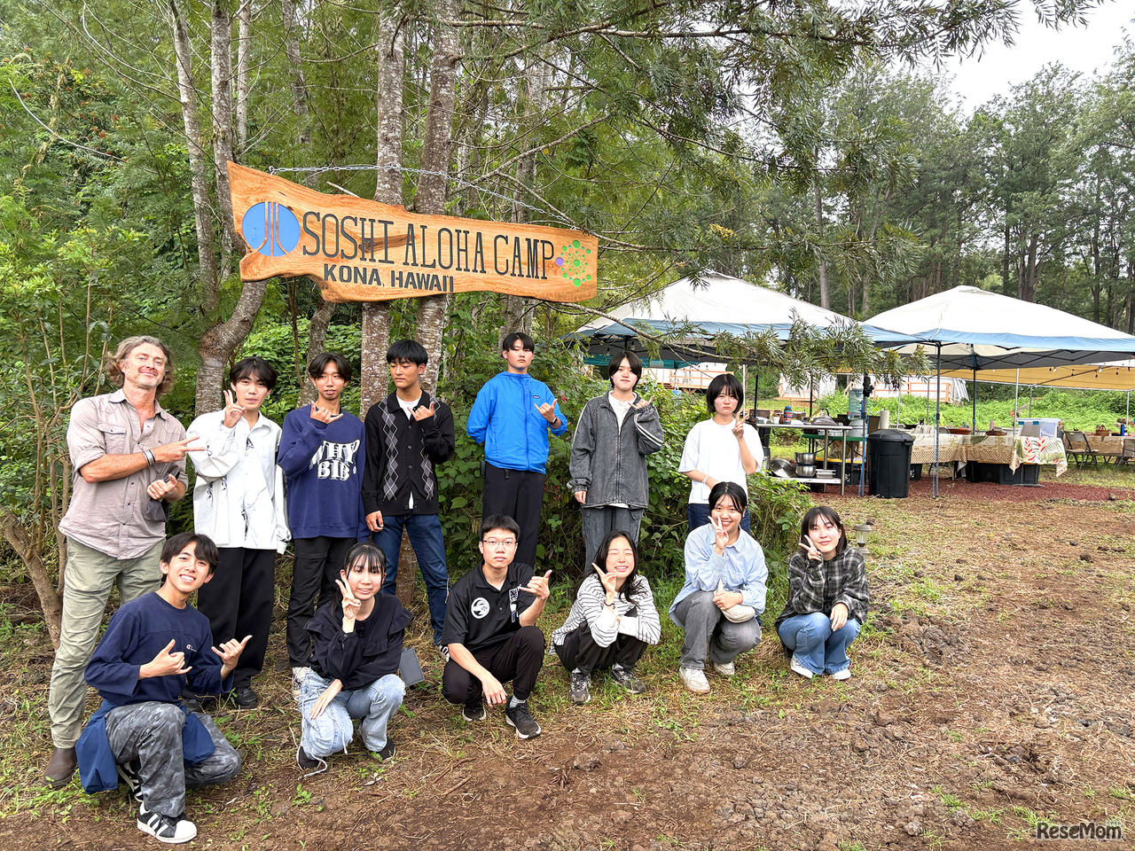 看板前での記念撮影