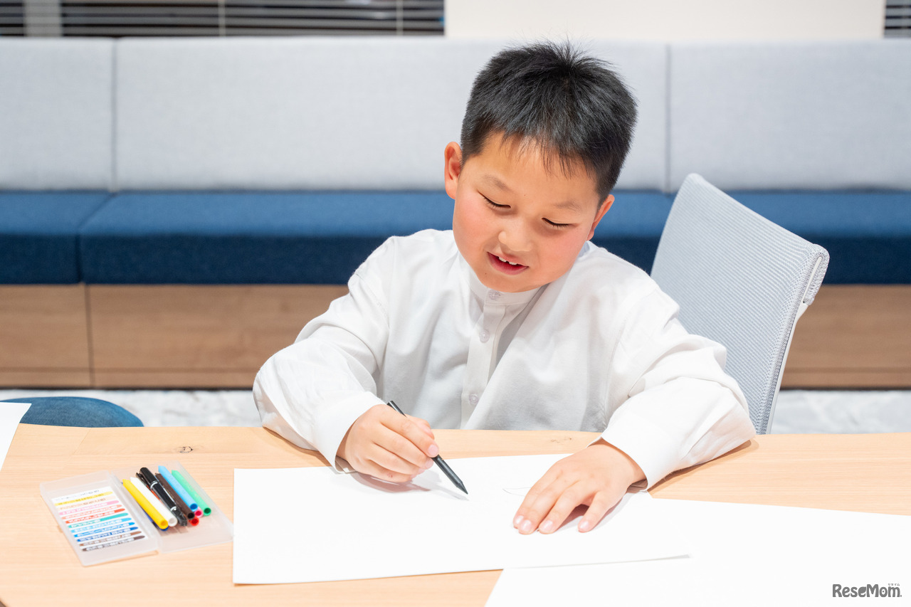 親子で気づいたことをはなしながら、楽しそうに「目」を描いている姿が印象的だった