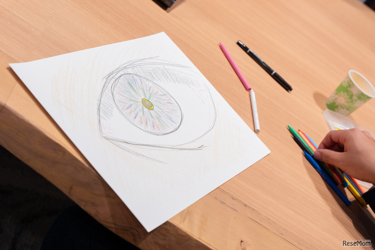 普段なかなかのぞき込むことのない「瞳」。じっくりと見ることで、さまざまな色が見えてくる