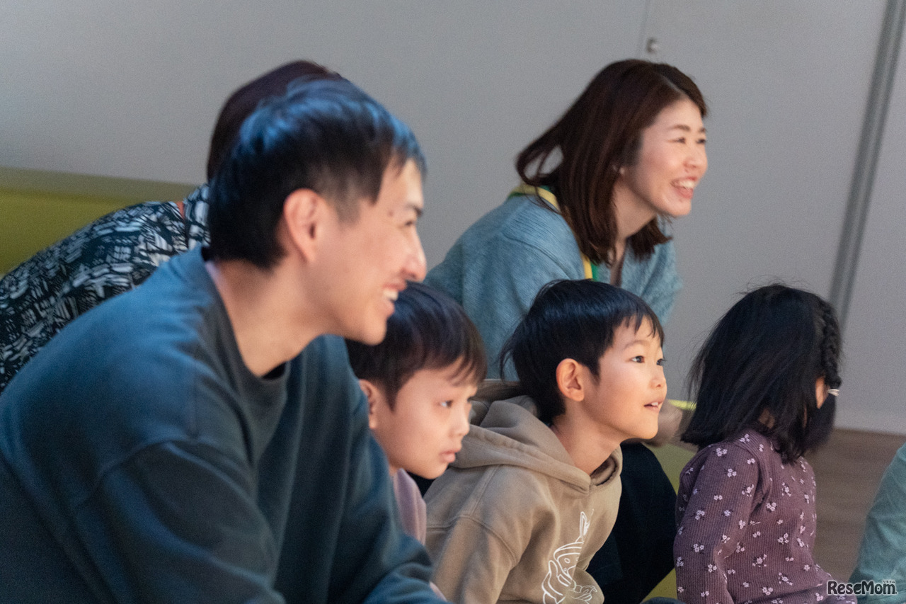 サイエンスショーでは、いつの間にか大人も真剣＆大笑い