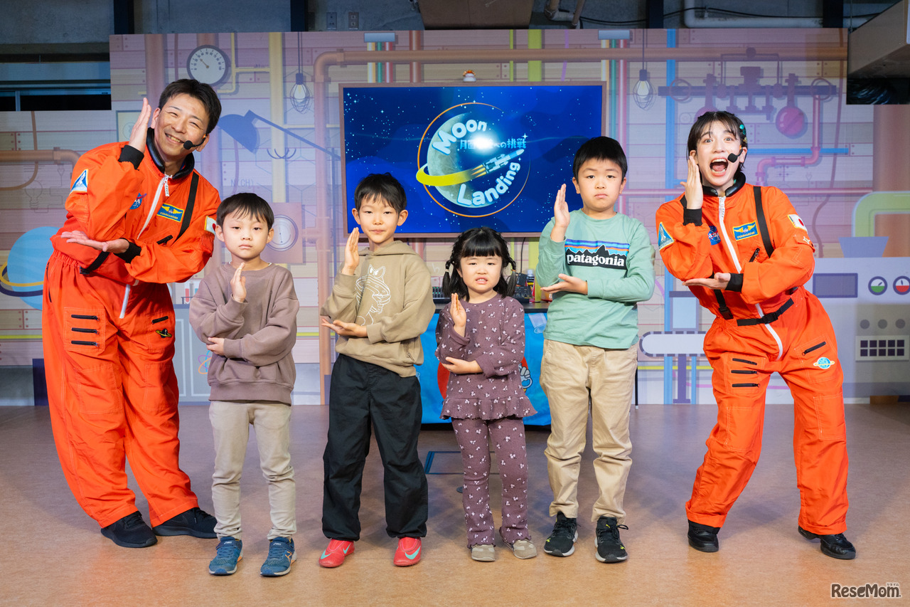 サイエンスショー”Nutty Scientists”の博士・助手と記念撮影（特別に許可を得て撮影しています）