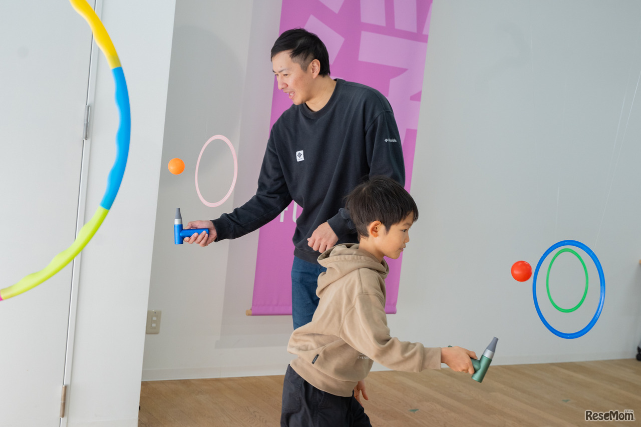 ピンポン玉運びレース。あれ？大人の方が真剣になってない？