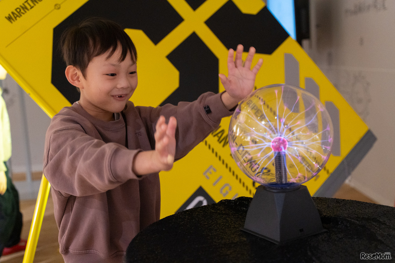 手をかざすと、光がビビビッ！