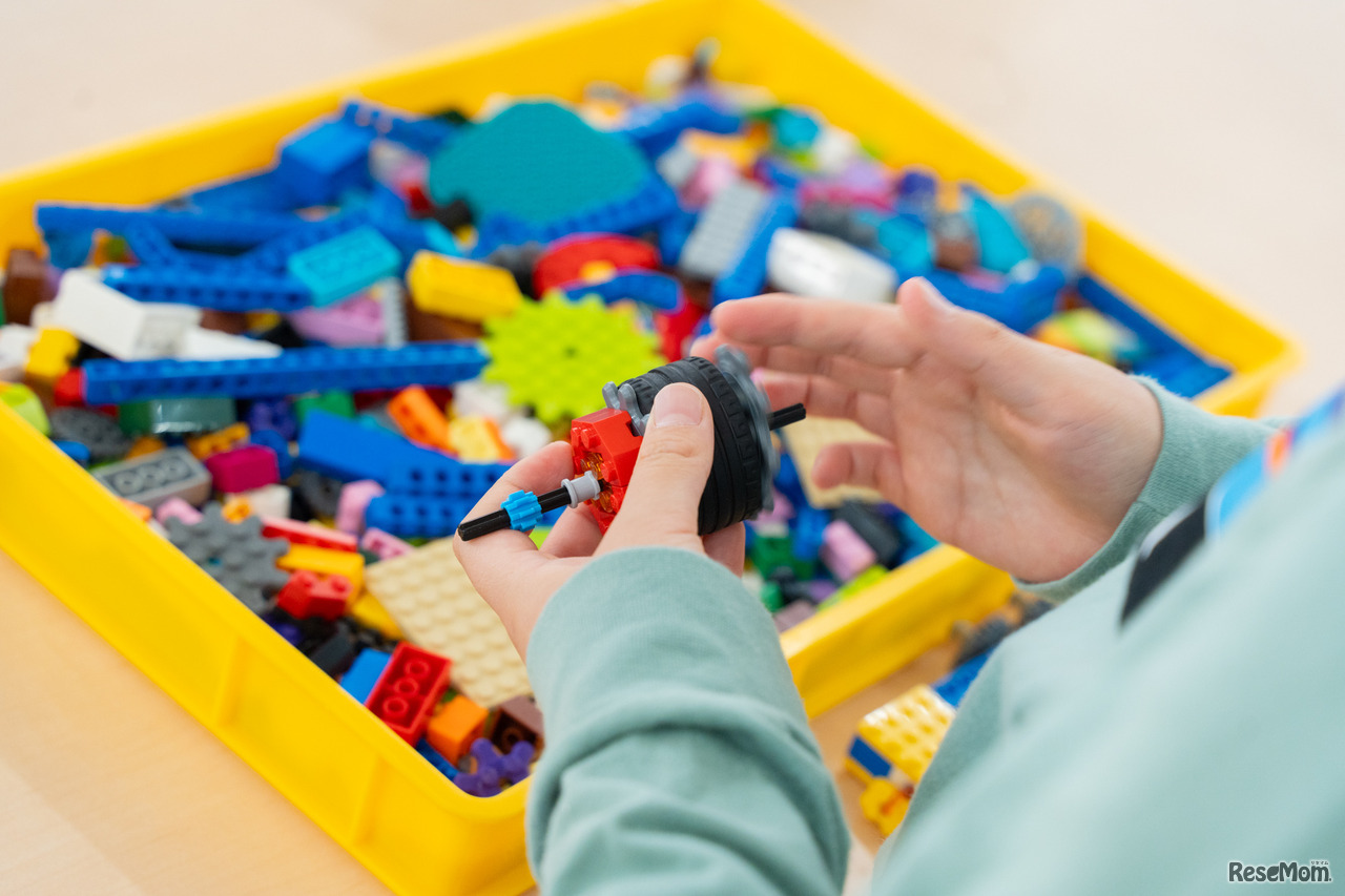 回転し続けられるコマづくり。ひとりで黙々と試行錯誤を重ねるも良し。