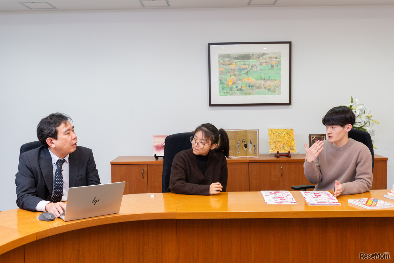 左から山川出版社販売促進部課長の田村裕氏、東京大学2年生の牛島侑さん、伊藤健太さん