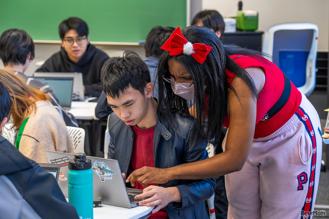 取材した日はクリスマスイベントがあり、てっきりこの女性も学生だと思っていたら、ラーニングメンターの1人だった。