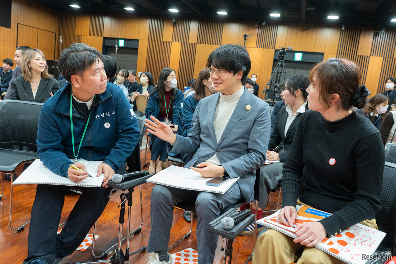 右から、NPO法人ベビースマイル石巻 代表理事 荒木裕美氏、一般社団法人未来の準備室 理事長 青砥和希氏、株式会社埼玉りそな銀行　経営企画部サステナビリティ推進室室長 鈴木学氏