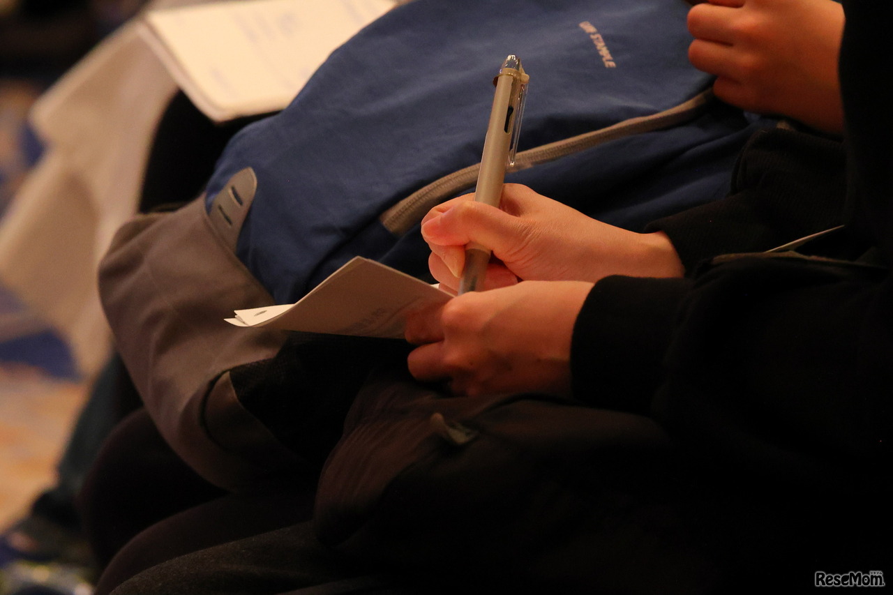 来年の我が子の受験に向け、熱心にメモをとる参加者たち