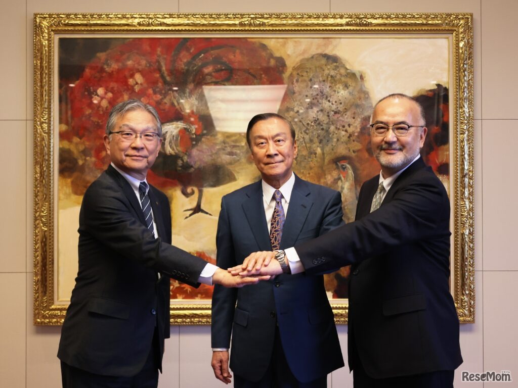 明治大学と竹中工務店、定期建物賃貸借契約締結のようす