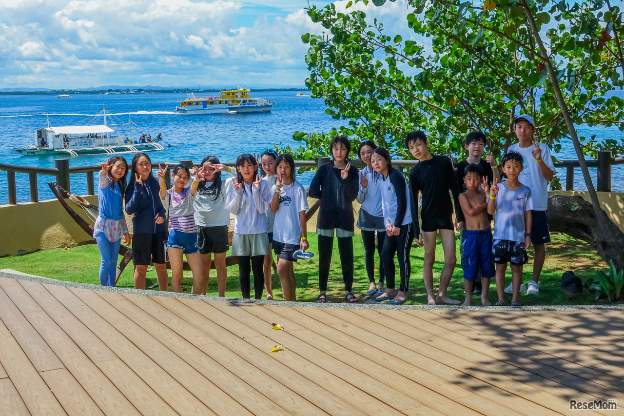 週末アクティビティでのビーチ付近での集合写真のようす
