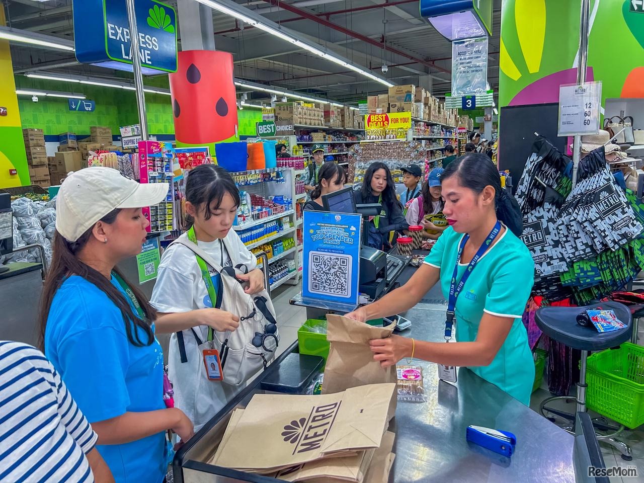 英語で買い物をする参加者のようす