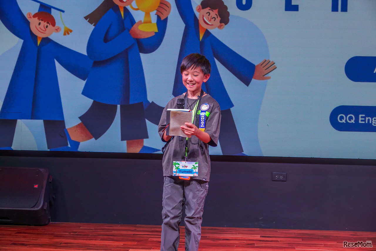 卒業式で英語でのスピーチに挑戦する子供のようす