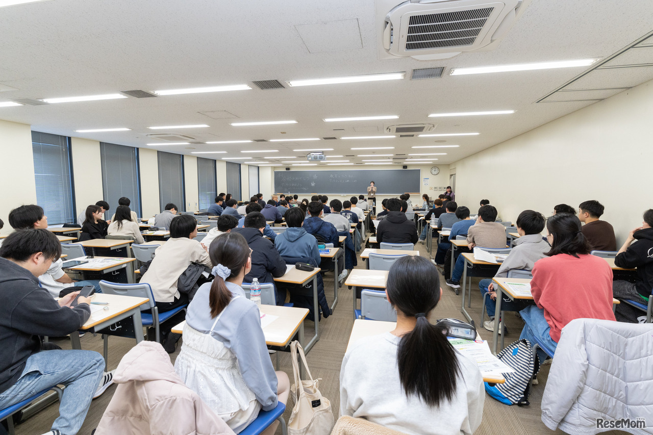 3月10日東大合格発表日、河合塾本郷校には多くの合格者が集い喜びを分かちあった