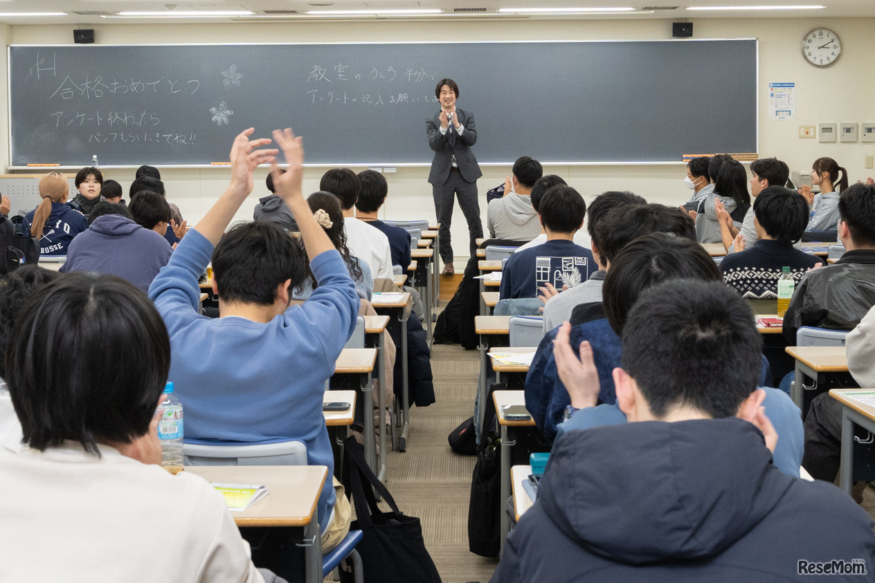 合格を一緒に祝う功刀氏と本郷校の生徒たち