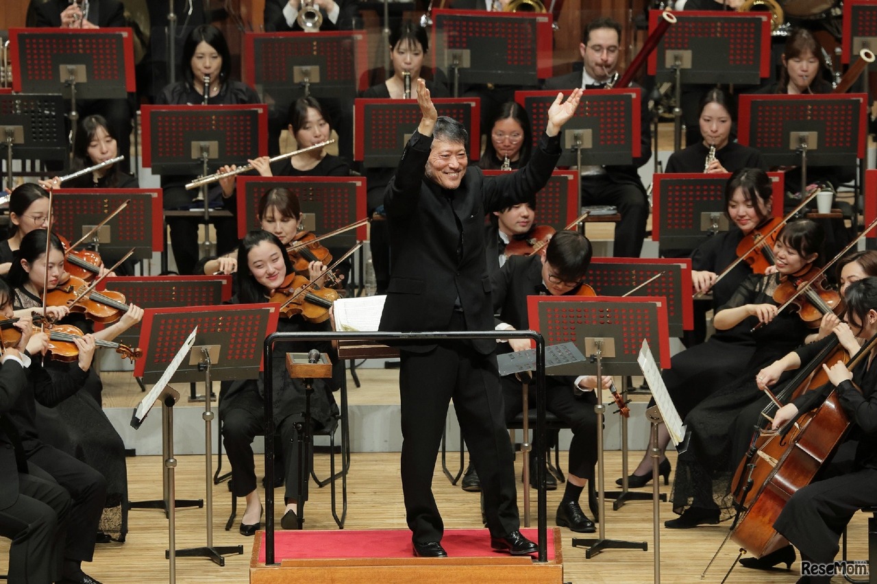 お手持ちの楽器や手拍子、歌でオーケストラと共演（写真は昨年の公演）(c) 飯島隆