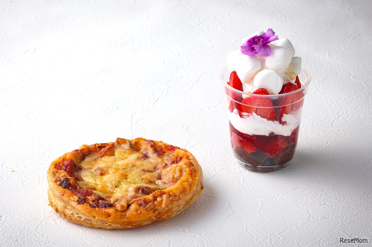 サクサクピッツァパイ（左）、いちごのふわふわパフェ（右）