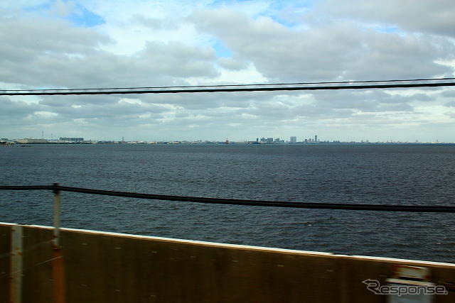 東京湾岸を走る京葉線からの車窓