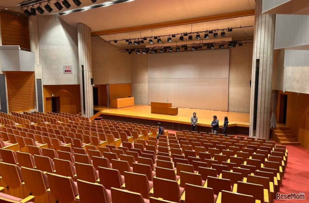 現役の東洋大生と一緒に大きな講堂などキャンパス内を探検