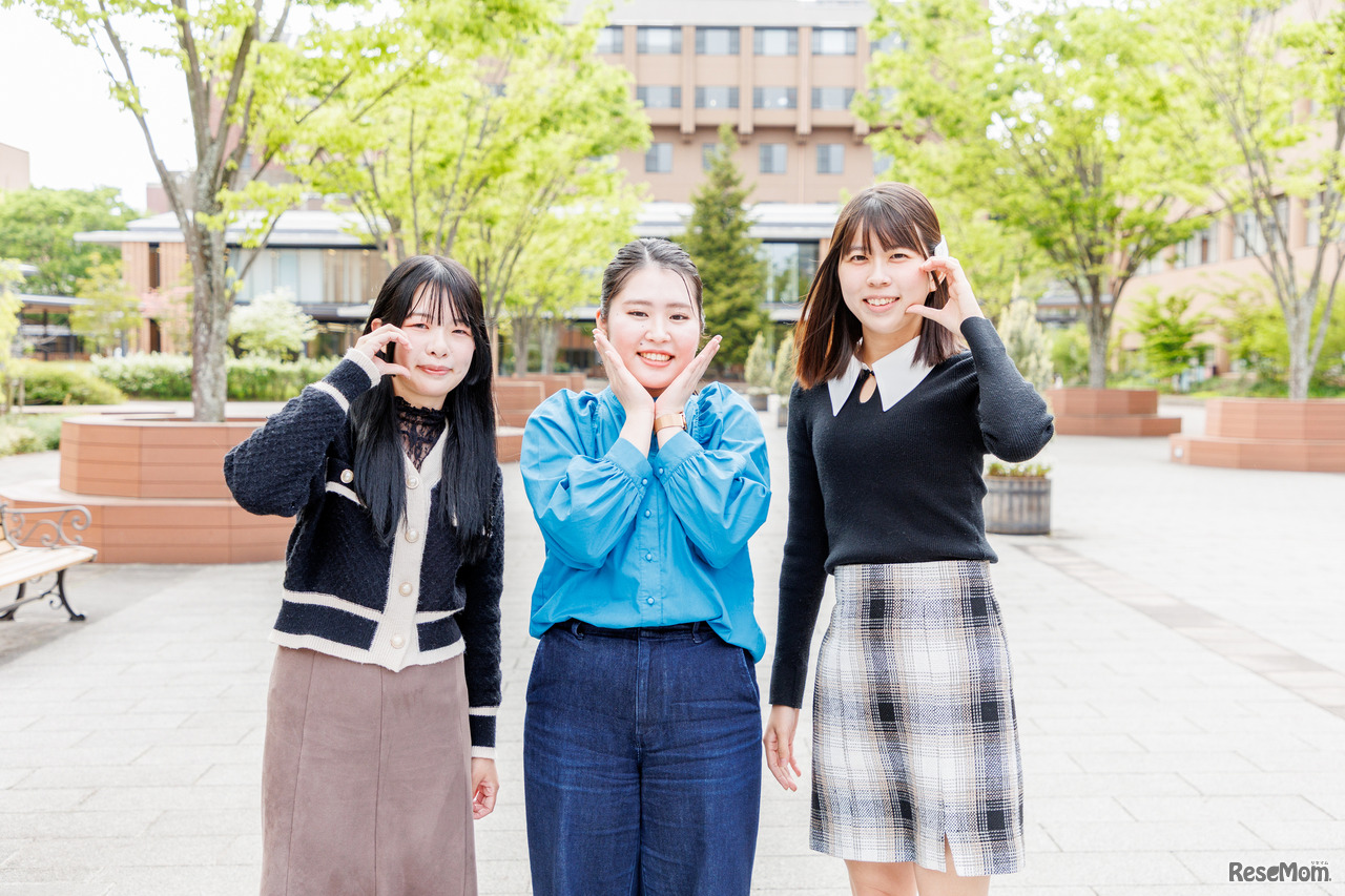 左から、学芸学部音楽学科音楽文化専攻 3年 橋川真愛さん、現代社会学部社会システム学科 4年 高原愛子さん、学芸学部メディア創造学科 4年 三田実風さん
