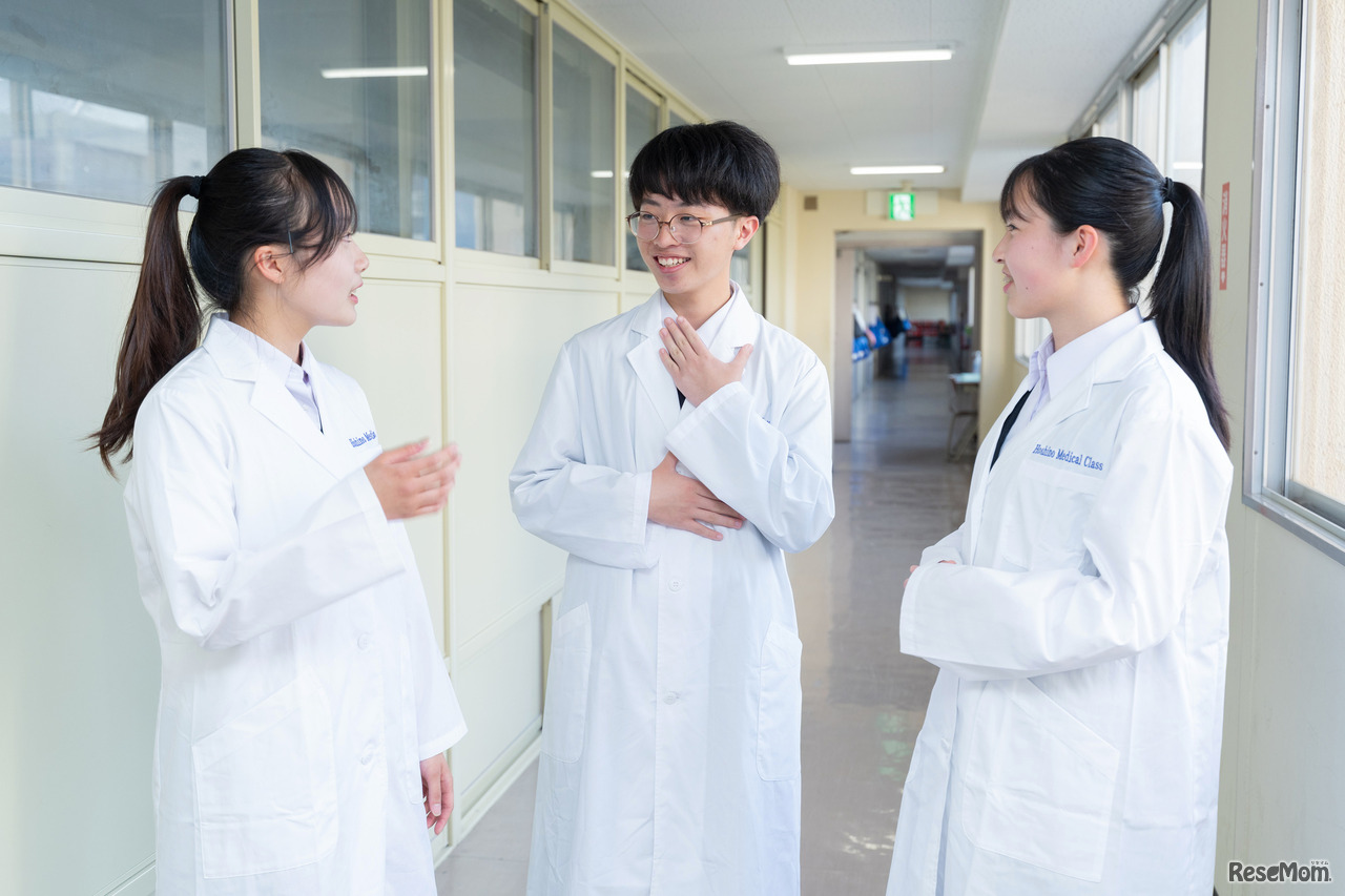 医専コースの生徒はこの日初めて白衣に袖を通したのだという。ちなみに白衣のデザインや胸元の刺繍は生徒が選んだのだそう