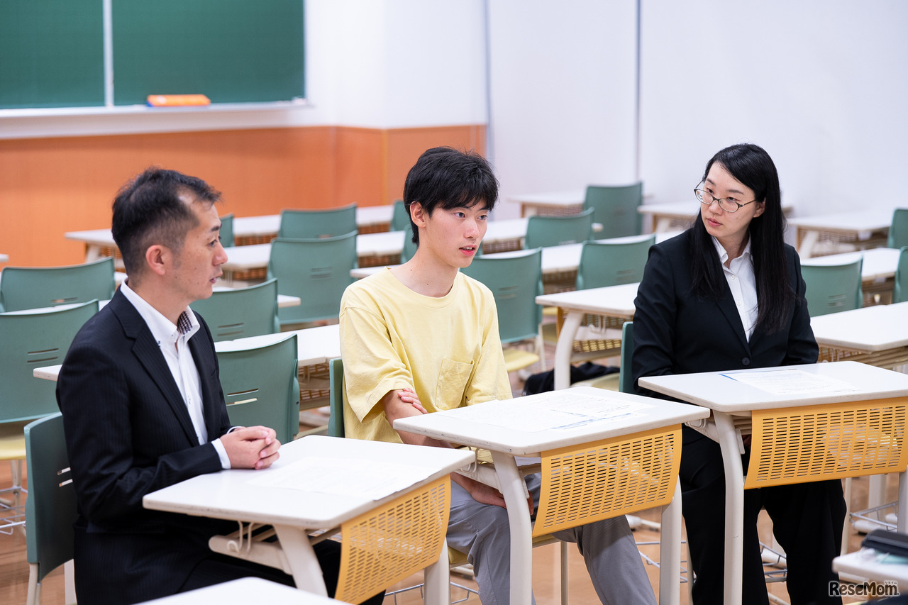 左から、駿台予備学校 京都駅前校責任者 脇田修平氏、京都大学工学部理工化学科 1年生 道端大也さん、京都南校責任者 平沼弓賀氏