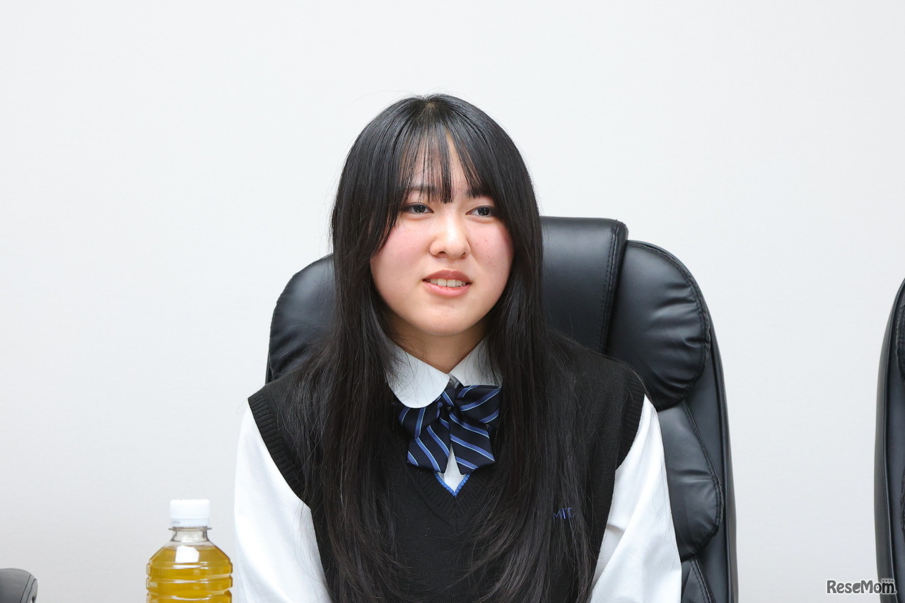 「データを取るための観察や抽出実験、放線菌の継代など、1日たりとも放置できない」とH.Yさん