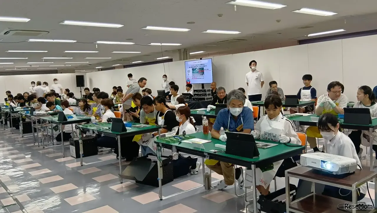 FMVパソコン組み立て教室のようす