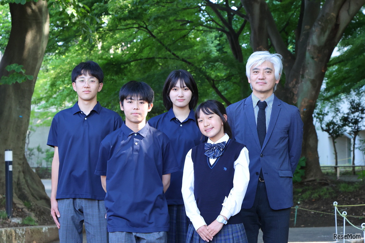 高校1年生学年主任で国語科教諭の伊藤悟史先生と、中学・高校それぞれの1期生たち