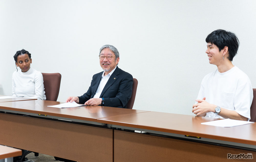 左から、Bettyさん、三村教授、森次さん