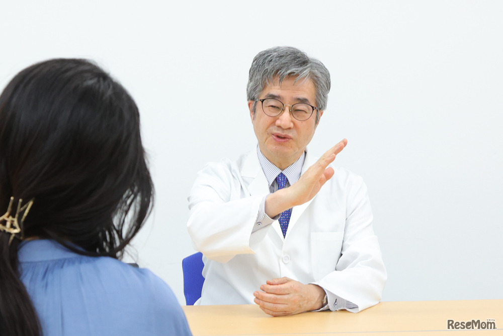 照明で手元に影ができると見えづらくなり、無意識に顔を近づけ、姿勢悪化や近視を招く