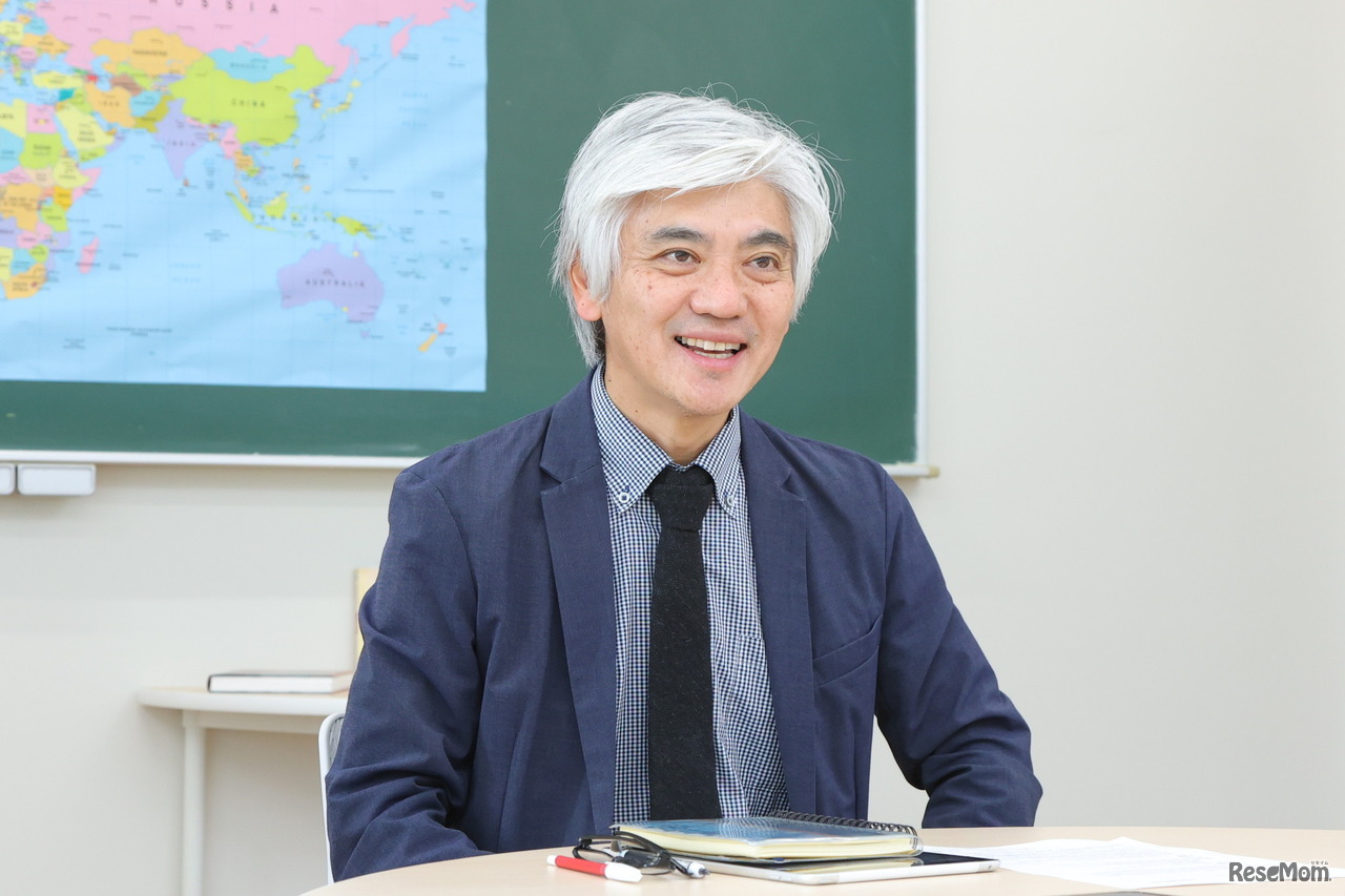高校1年生学年主任で国語科教諭の伊藤悟史先生