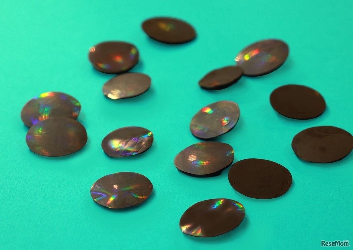 光の反射で虹色に輝くチョコレート