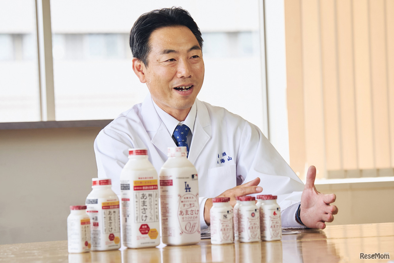 「凝縮されたブドウ糖、必須アミノ酸、麹菌が作るビタミンB群。体に必要なものが揃うのが“飲む点滴”と言われるゆえん」八海醸造 取締役 製造本部長 倉橋敦さん（通称「あまさけ博士」）
