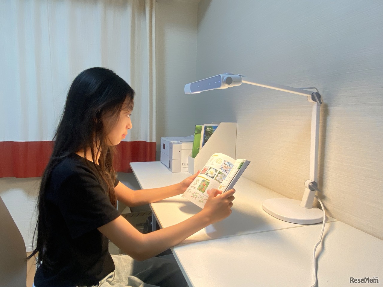 夜の学習や、寝る前の読書時間は「暖色系の明かり」に変えて落ち着く時間に