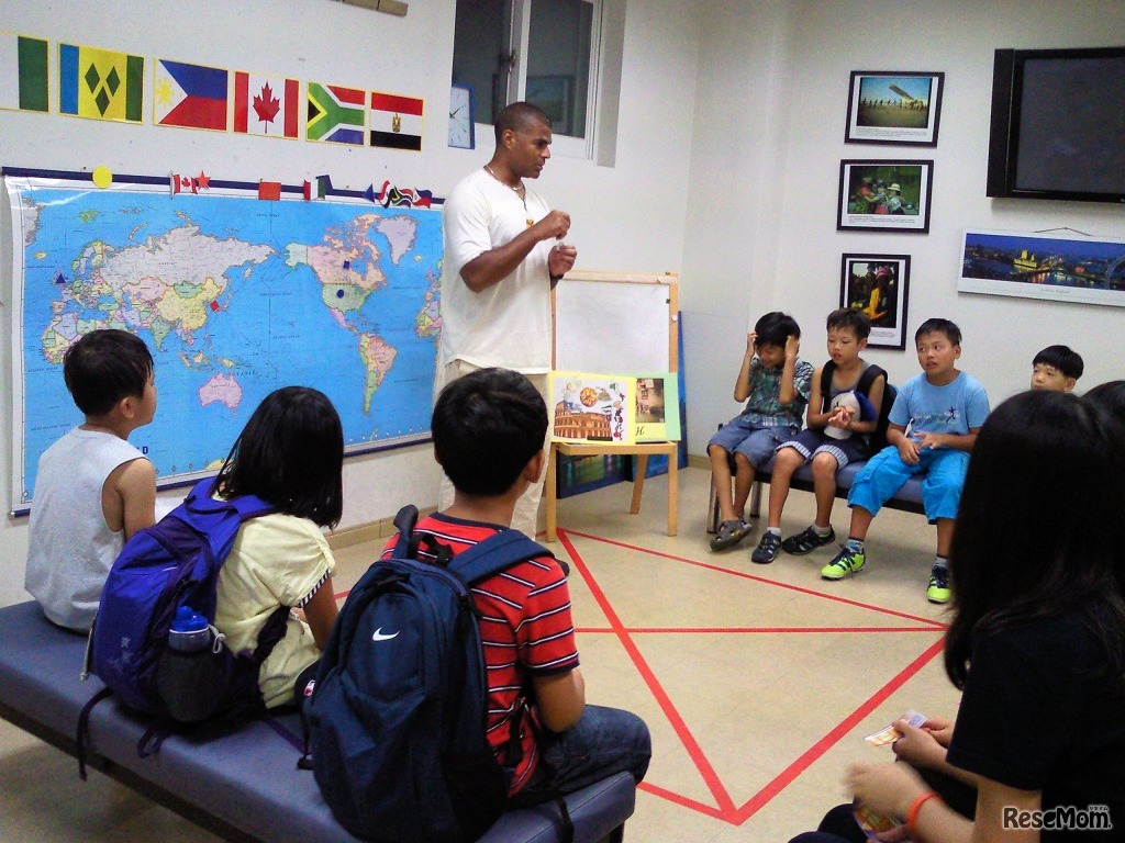 【パジュ英語村】世界地図を前に各国の特徴を英語で説明し、首都を言い当てるクイズをしている子どもたち