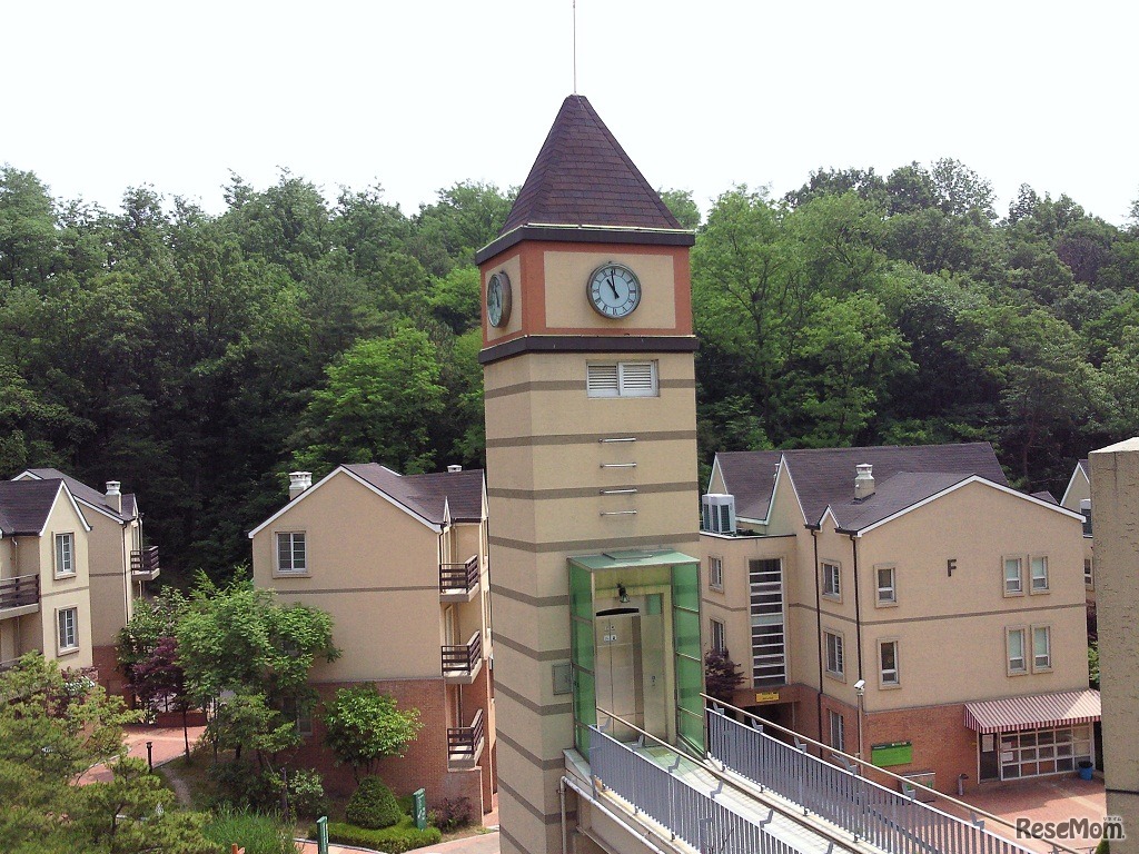 【スユ英語村】後ろに見えるのは子どもたちが泊まる寮、6人1部屋で共同生活する