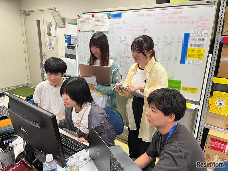 コマンドを作成する松浦研究室の学生たち