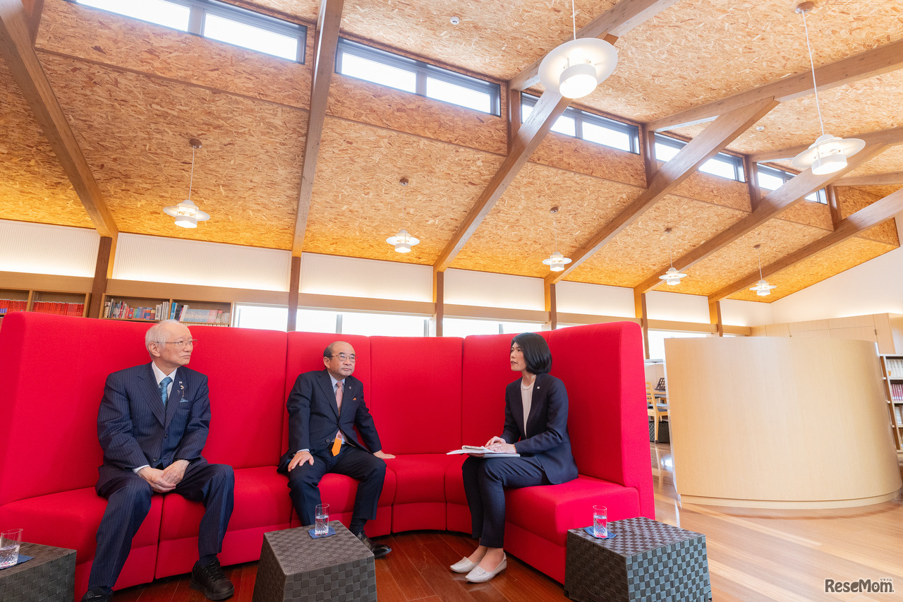左から東京私立中学高等学校協会・会長の近藤彰郎先生（八雲学園）と、神奈川県私立中学高等学校協会・理事長の工藤誠一先生（聖光学院）、日能研副社長の茂呂真理子氏。鼎談は八雲学園の図書館で行われた